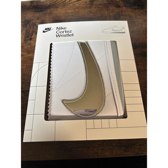 Nike Icon Cortez Wristlet Zipper Pocket Wallet White Silver 5.5"x 4.5" NIB - Picture 3 of 4